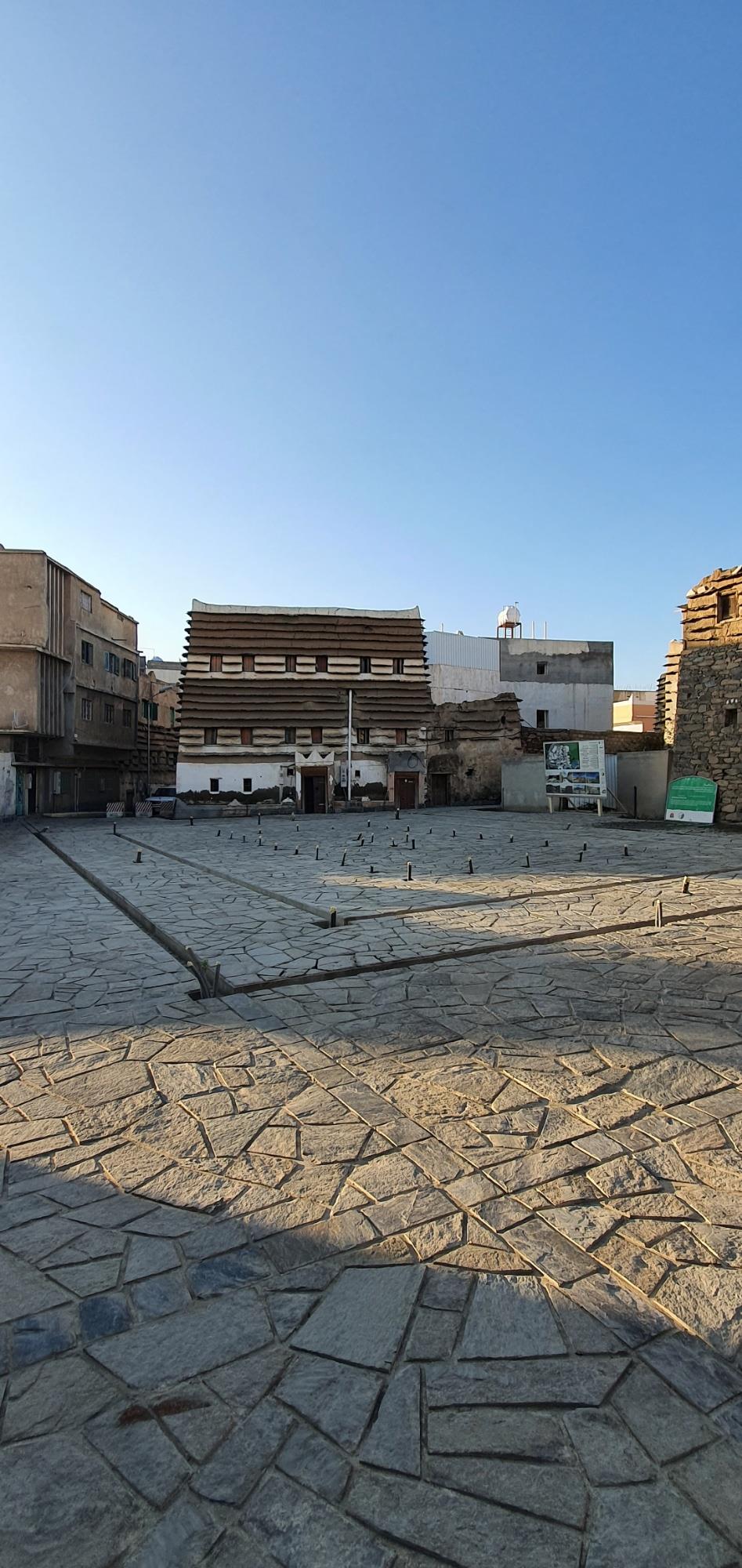 ساحة تراثية بعد تركيب الأرضيات الحجرية في البسطة