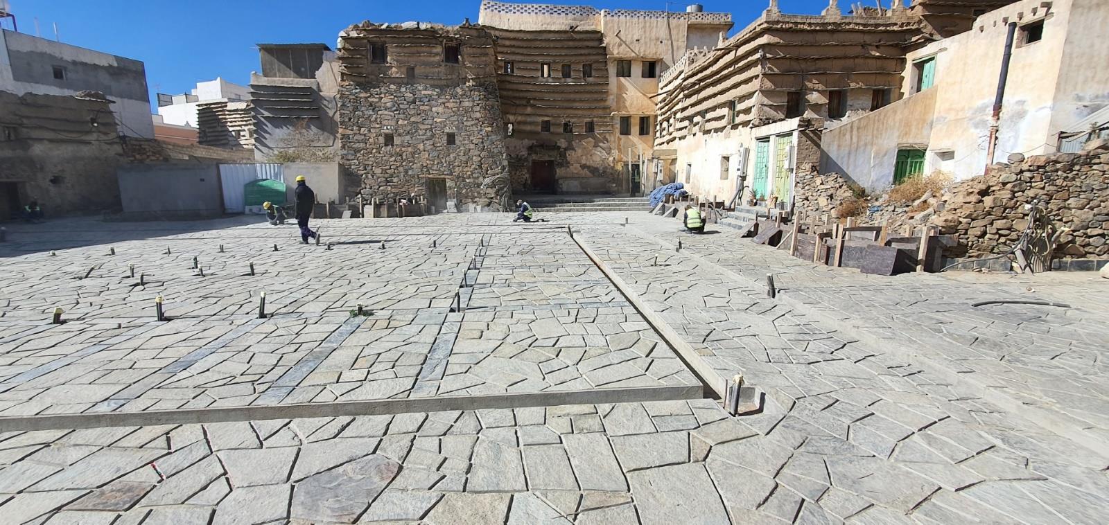 ساحة حجرية بين المباني التراثية في البسطة
