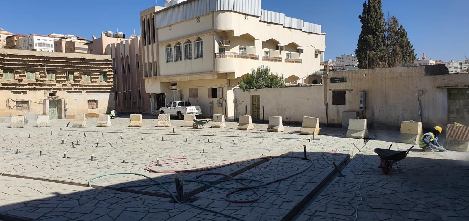 أعمال رصف حجرية وممرات مشاة بطابع تراثي