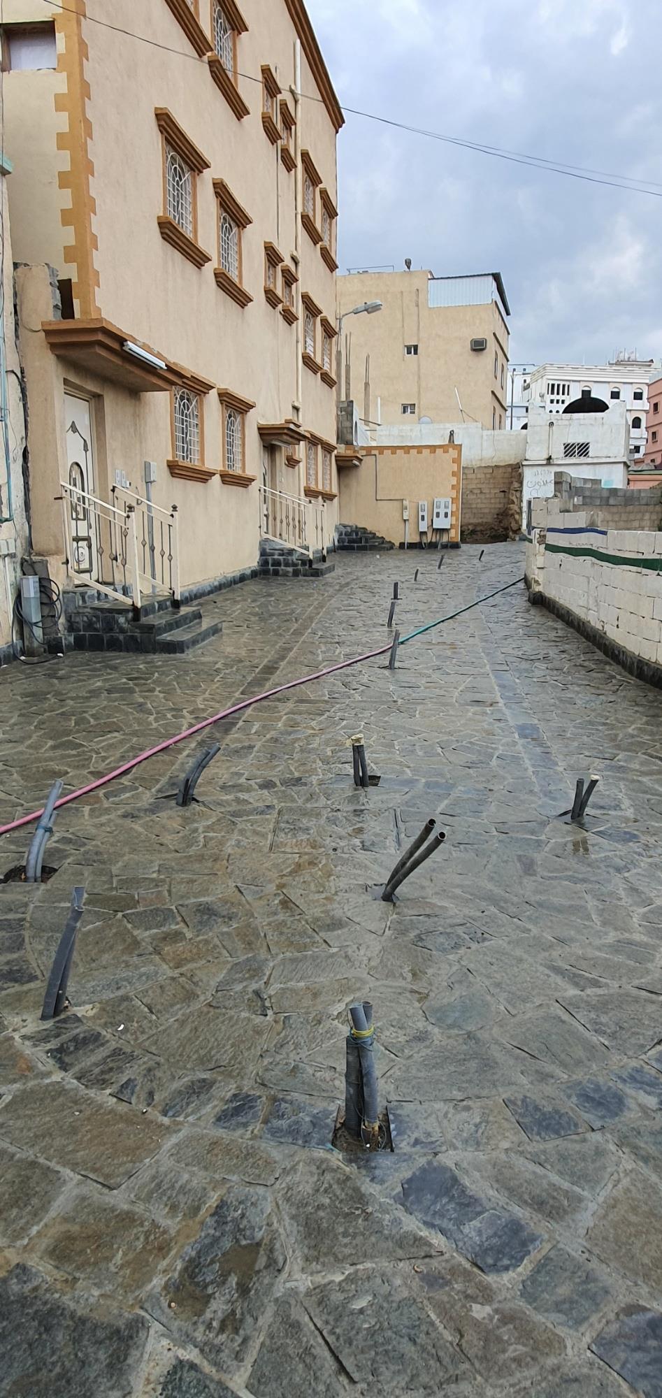 ممر حجري داخل الأحياء القديمة بمدينة أبها