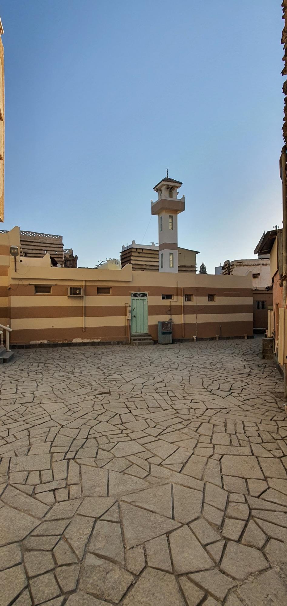 ساحة داخلية بجوار المسجد بعد أعمال الرصف