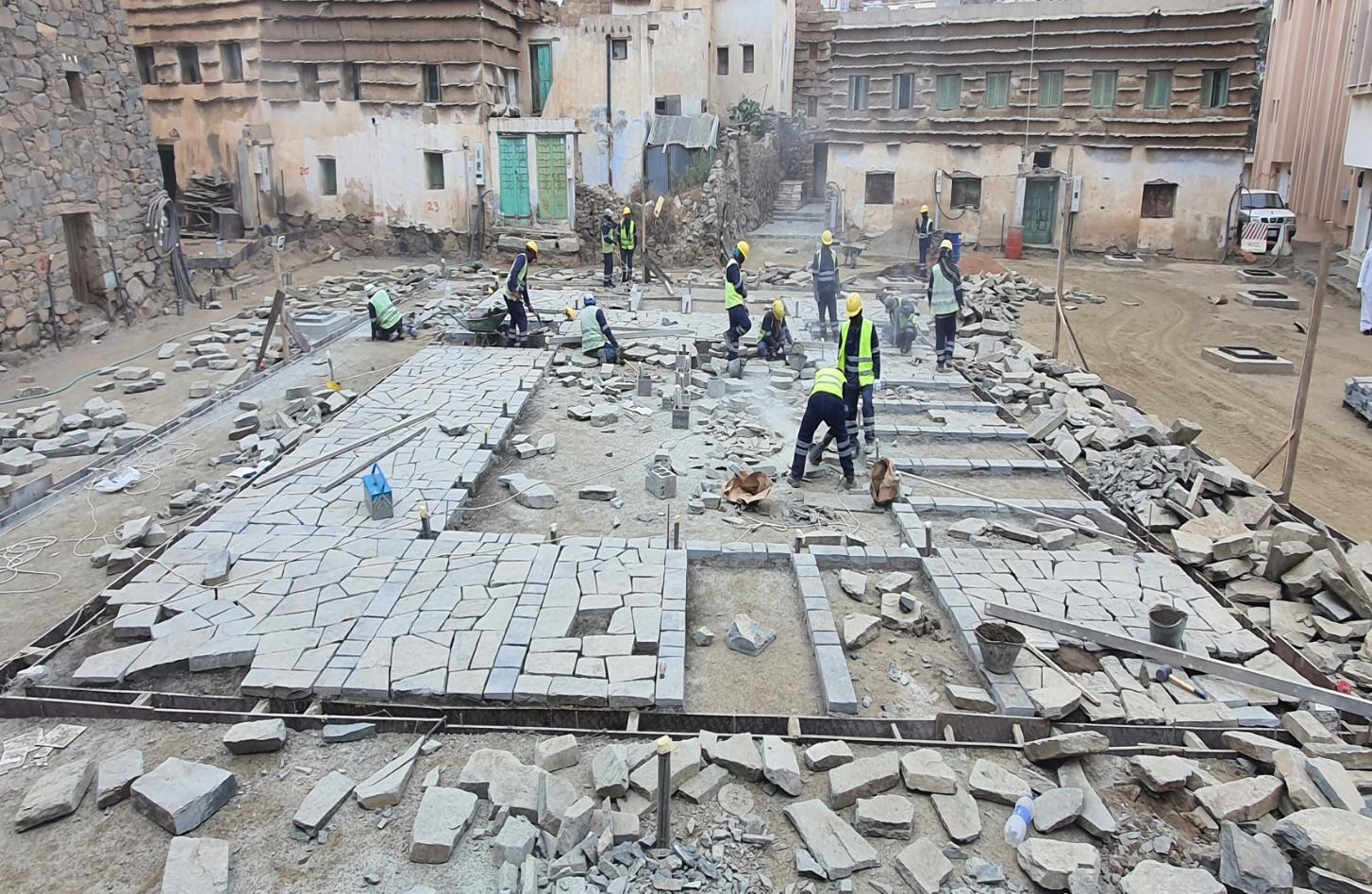 أعمال تنفيذ الرصف الحجري في ساحة البسطة