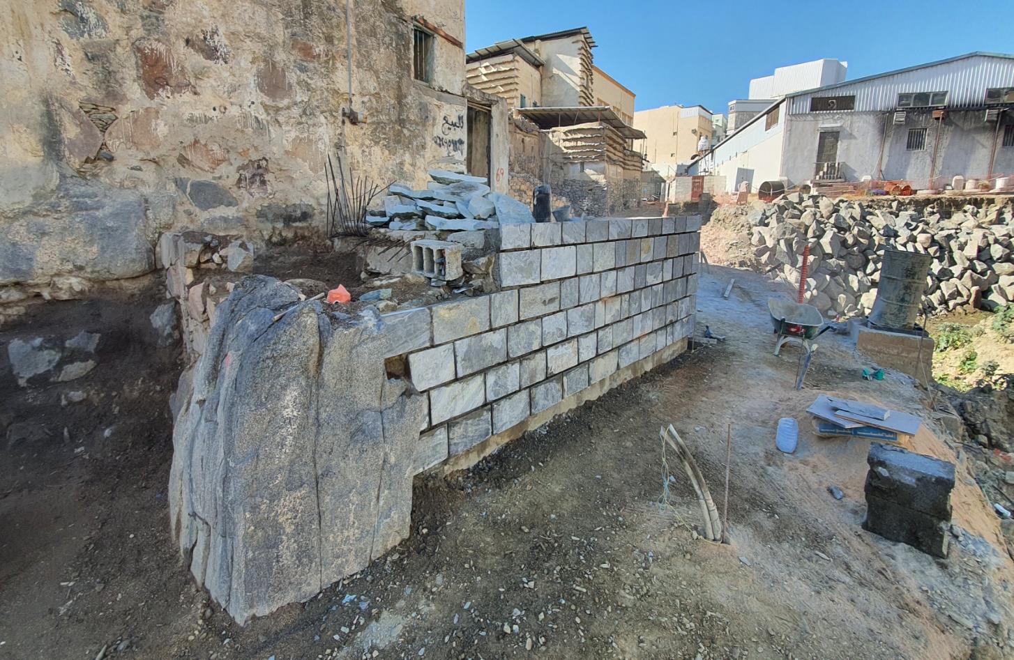 أعمال حوائط حجرية وتطوير ممرات في البسطة