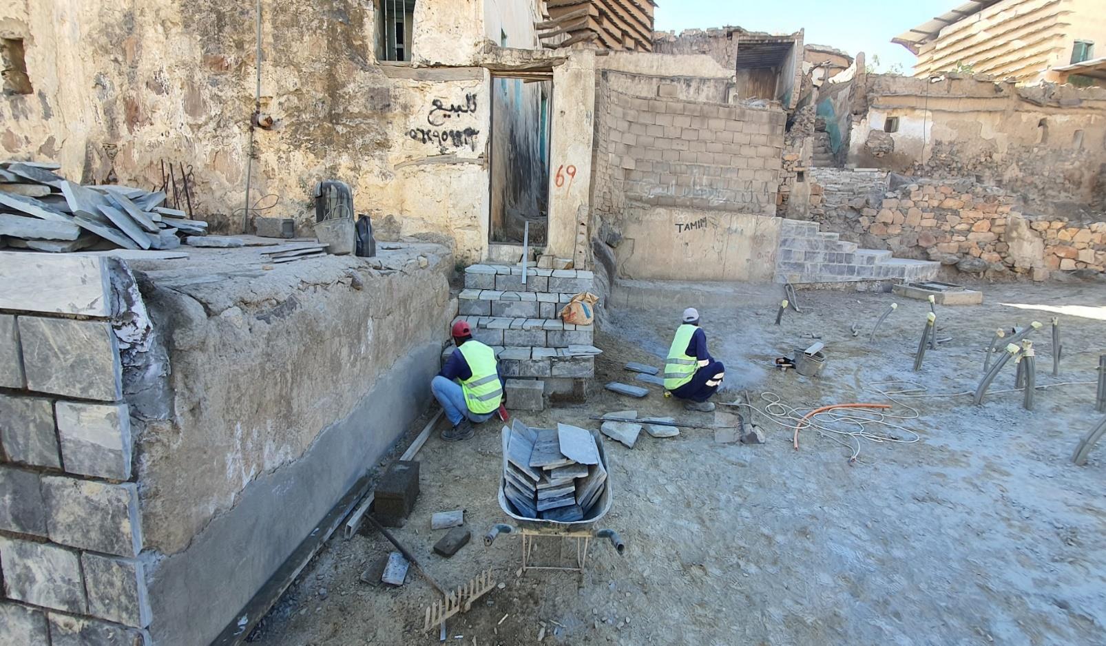 تفاصيل رصف حجرية أثناء التنفيذ