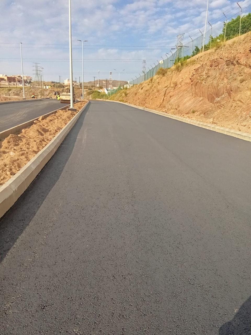 طريق داخلي بعد أعمال التسوية والسفلتة